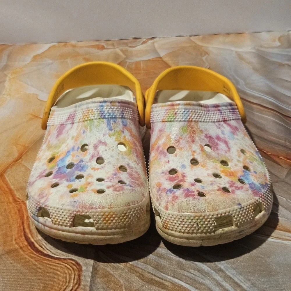 Crocs Girls J1 Classic Clogs Paint Splatter Tie Dye Yellow Orange Shoes